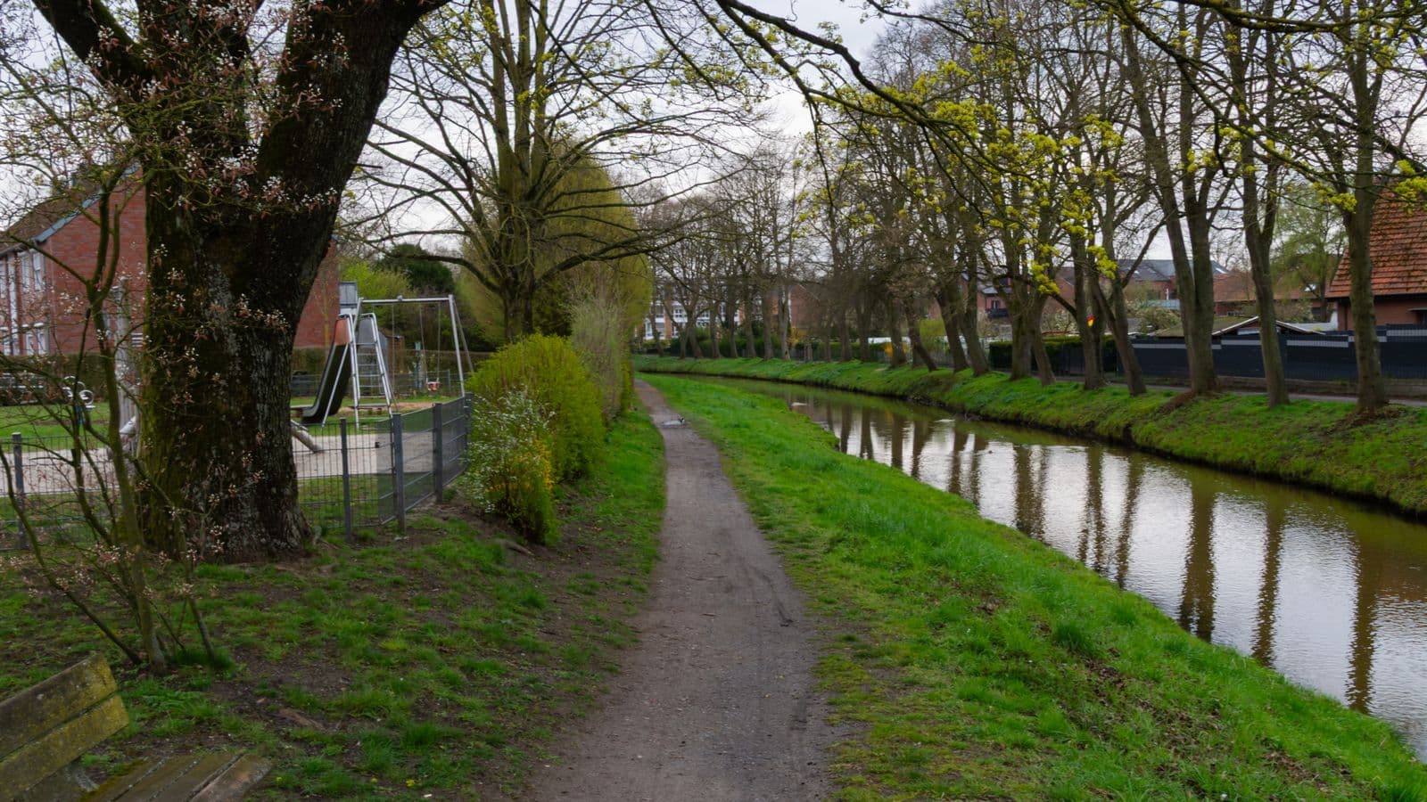 Chemin de halage bordé d'arbres le long d'un canal