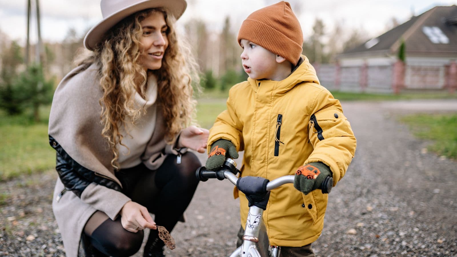 Adulte accompagnant un jeune enfant lors de ses premiers tours de draisienne