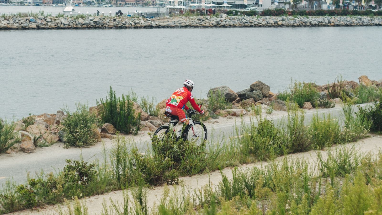 Cycliste roulant sur une voie longeant une rivière
