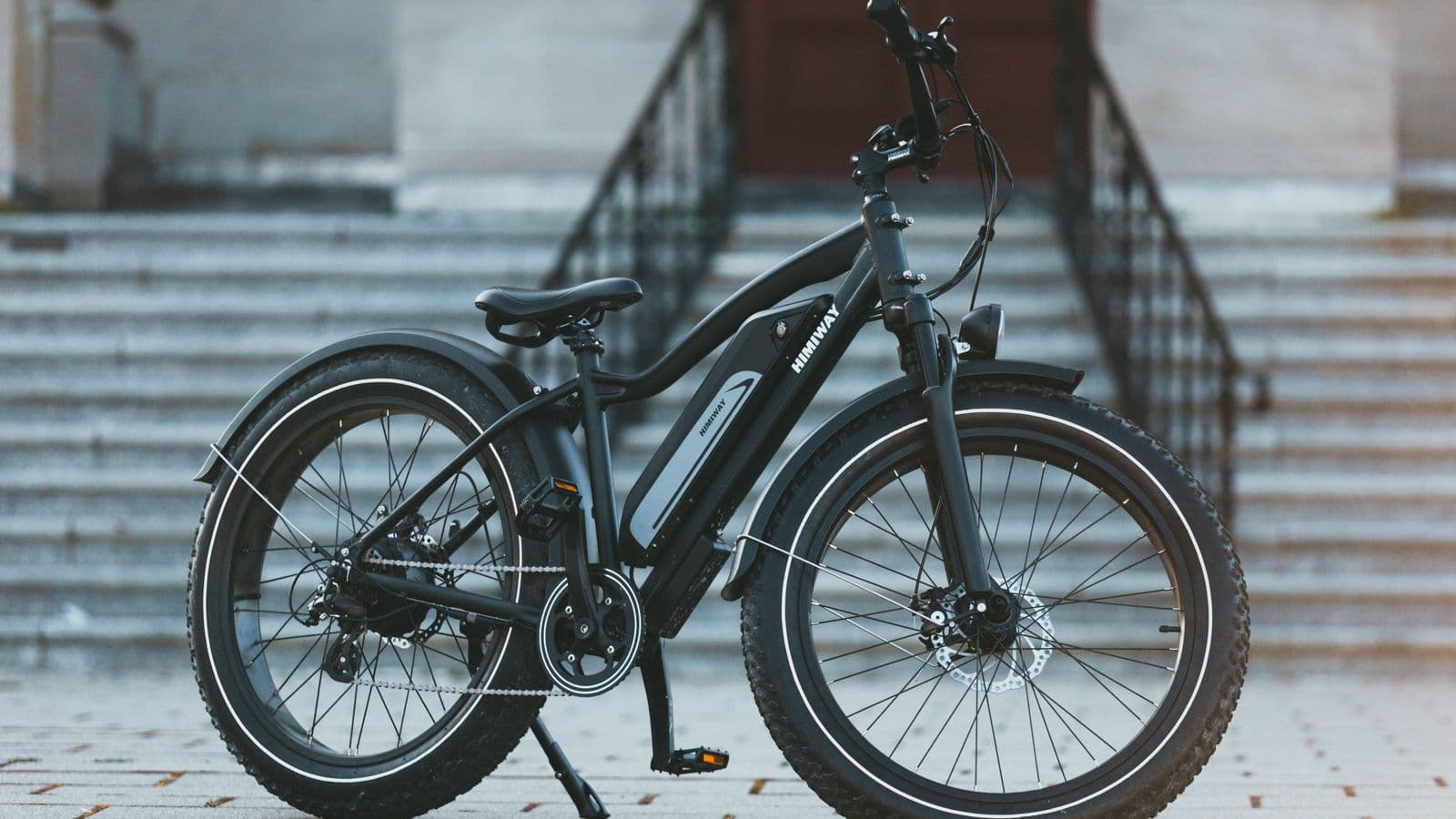 Vélo électrique urbain stationné, batterie intégrée au cadre