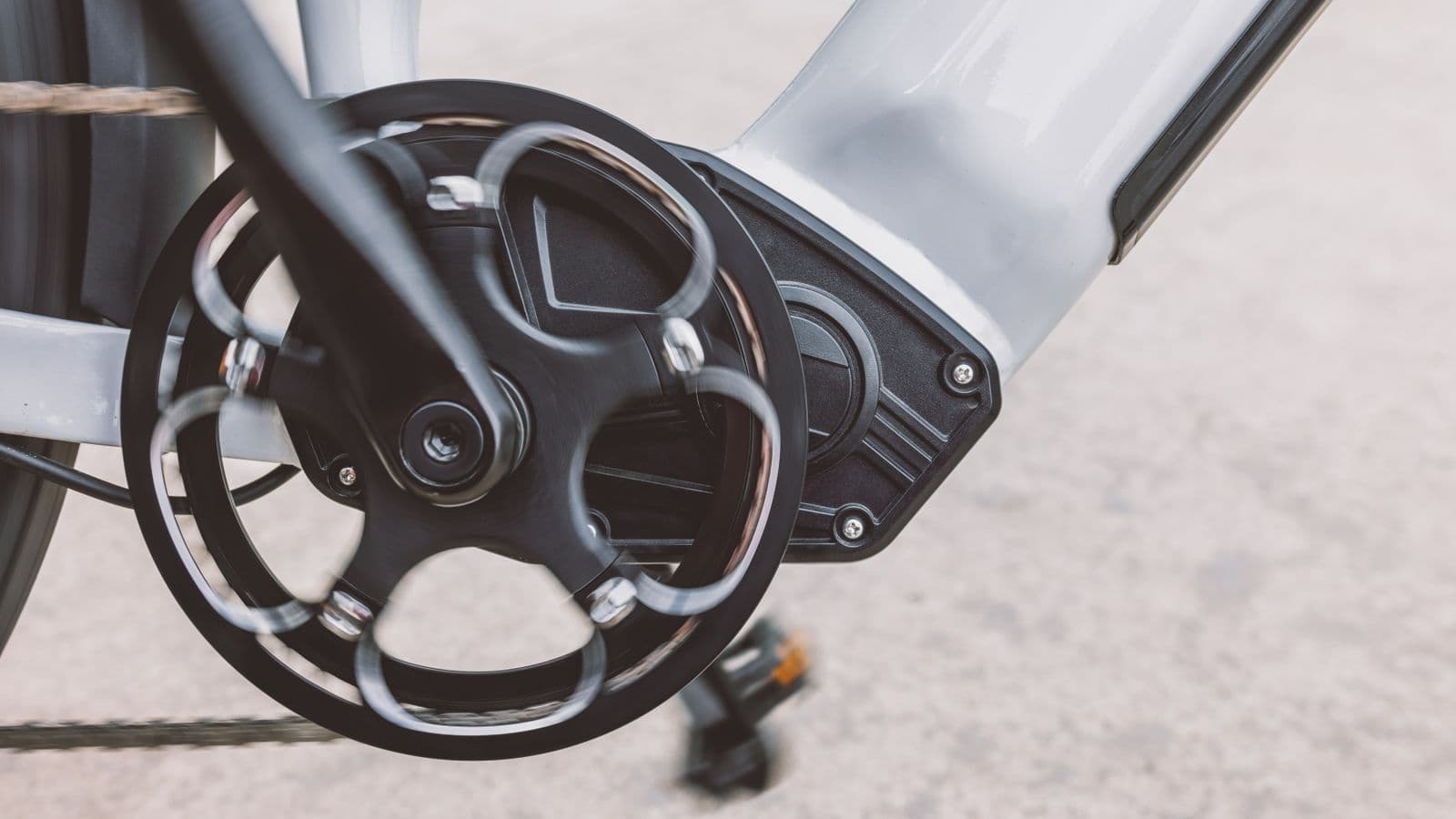 Gros plan sur un moteur central de vélo électrique